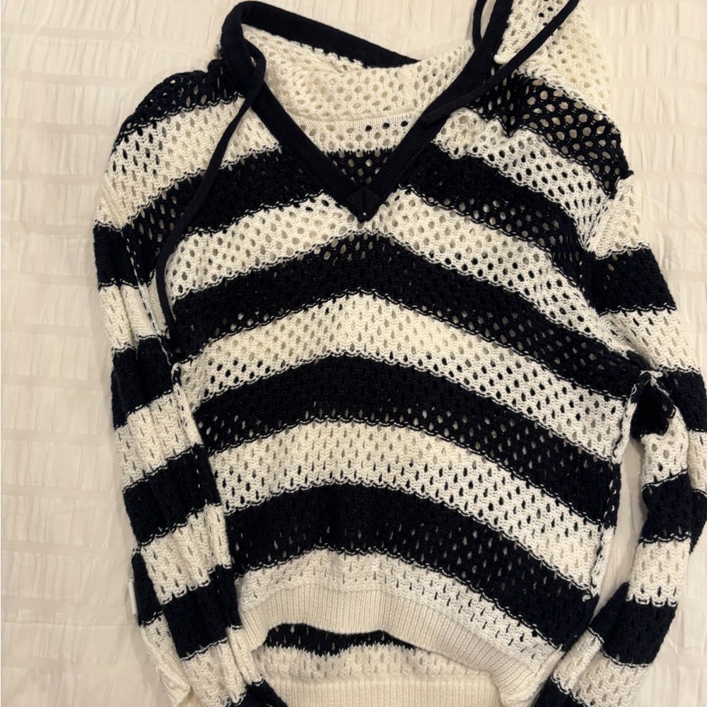 RD Style Black and White V-Neck Sweater